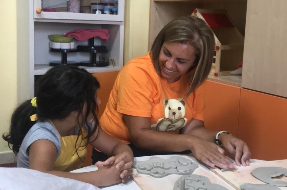 Cosenza volontaria-bambina modellazione ceramica