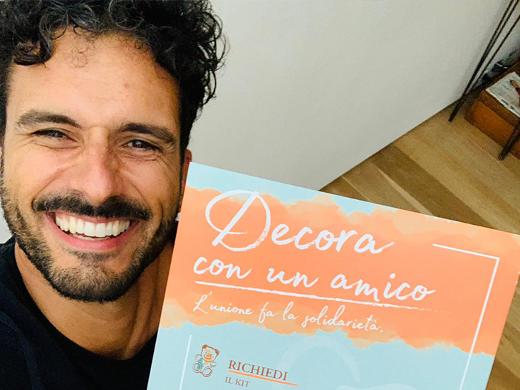 Decora con un amico